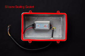 Outdoor lighting fixture with silicone sealing gasket